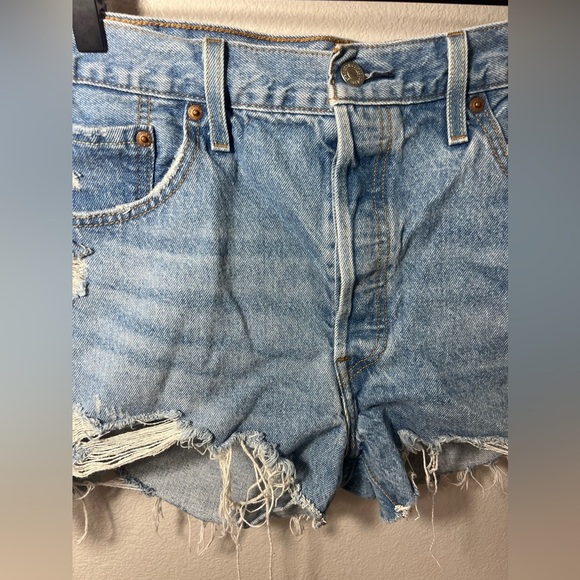 Levi's 501® Women's High Rise Jean Shorts Light Wash Denim Distressed Size 33 - Picture 2 of 8